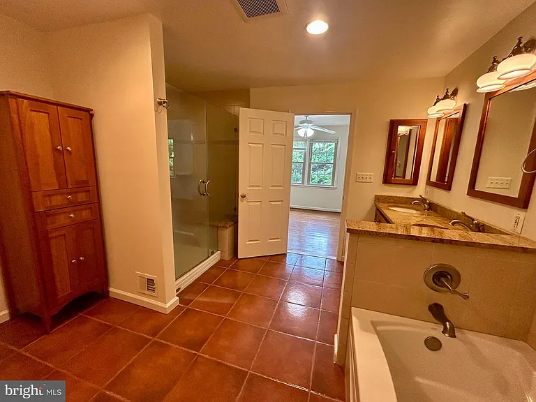 5916 Dorchester Way — Photo 14