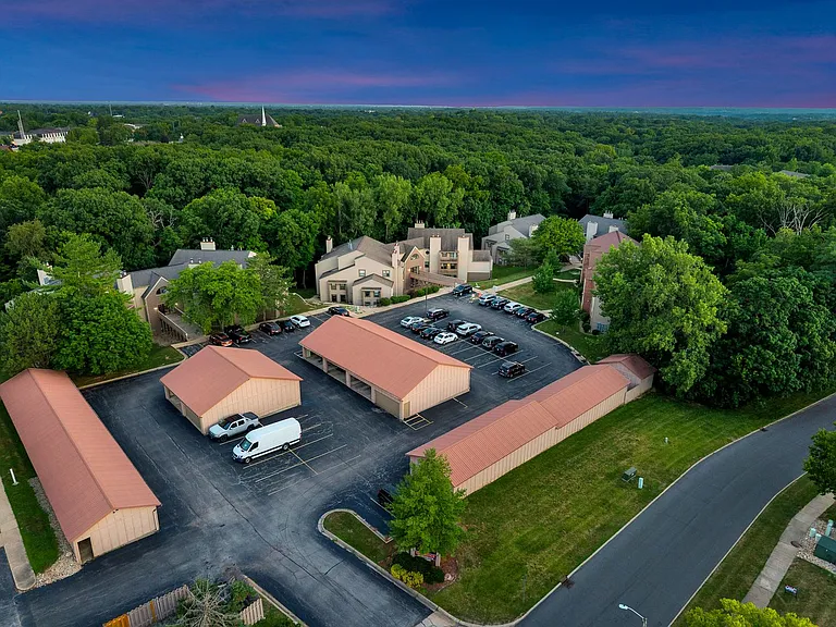 Oakridge Apartments — Photo 2