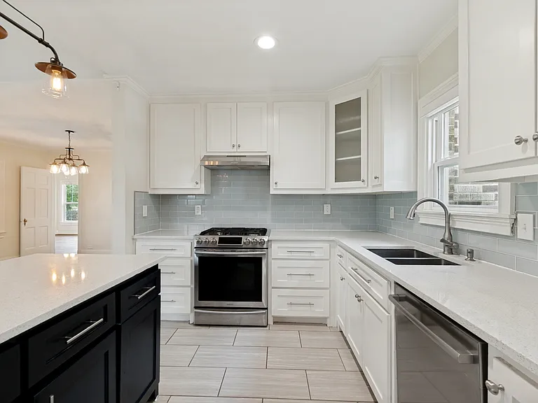 615 S Montclair Ave — Photo 10
