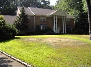 100 Belvedere Dr, Syosset, NY 11791