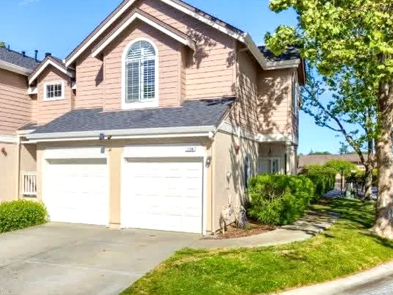 130 Manchester Dr — Photo 1