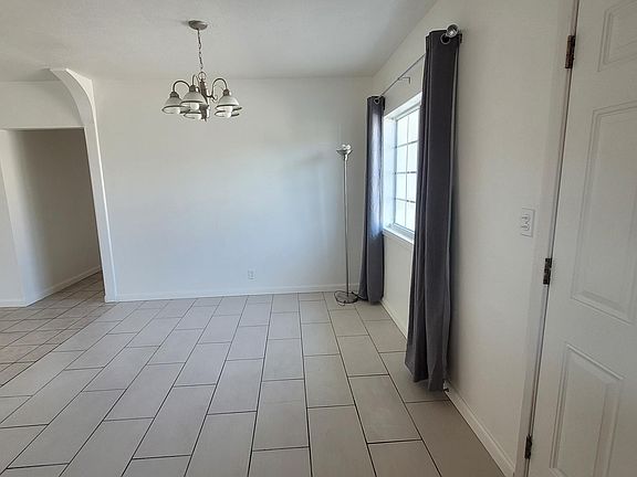 4th image of 2621 Kelburn Ave