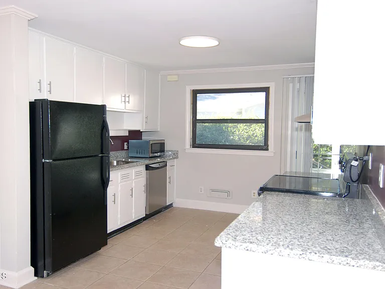727 Graham St — Photo 4