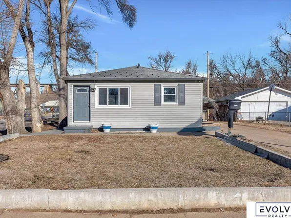 6262 Buckingham Ave, Omaha, NE 68117