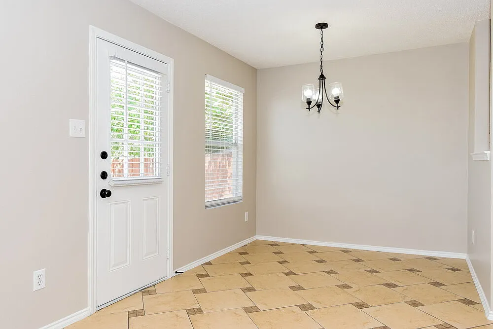 4 bed, 2.0 bath, 2132 sqft, $2,575 — Photo 4