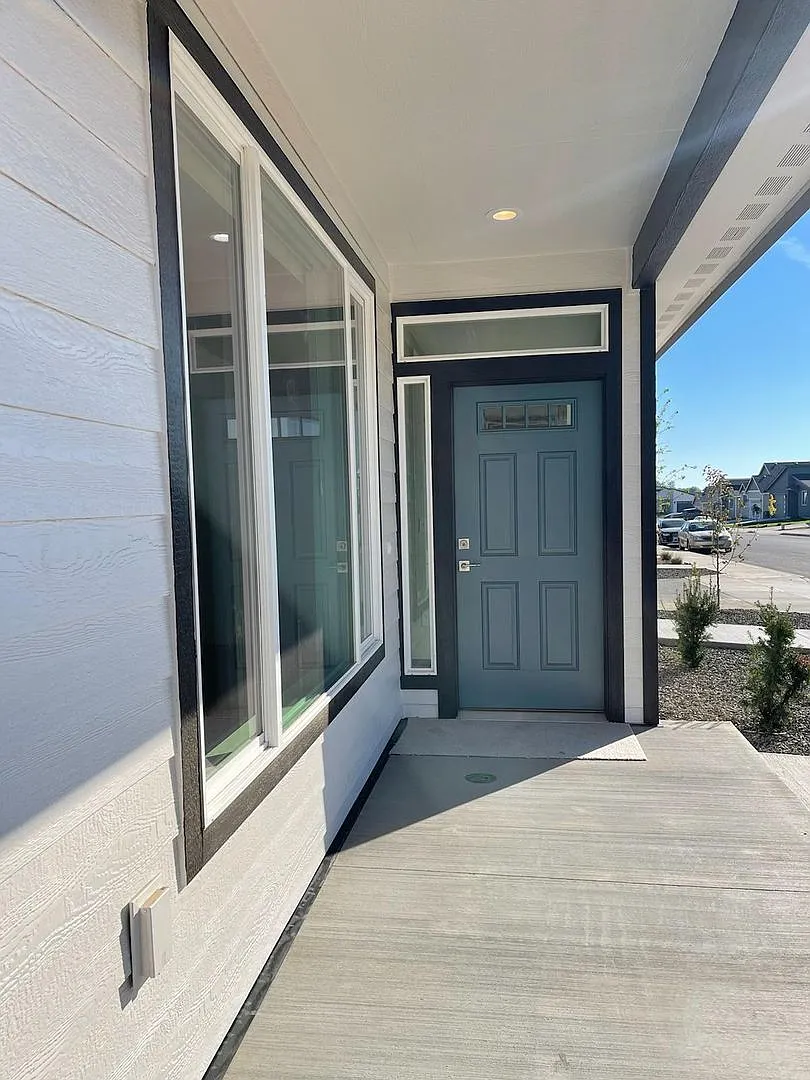 Modern design 3 bed, 2.5 bath duplex Available July 10th! — Photo 1