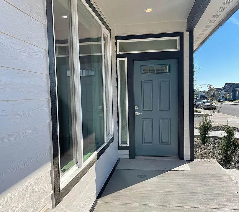Modern design 3 bed, 2.5 bath duplex Available July 10th!