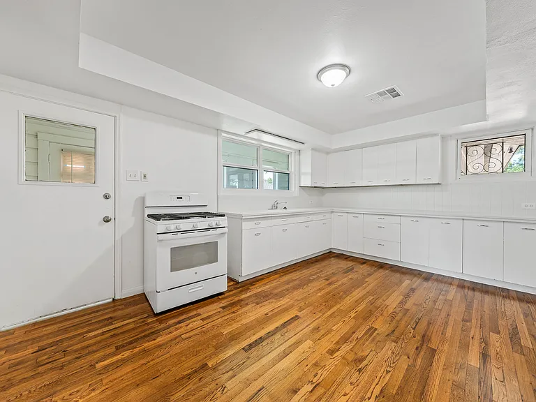 32300 Proctor Ave — Photo 38