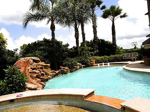 Spacious Spa plus water slide and waterfall