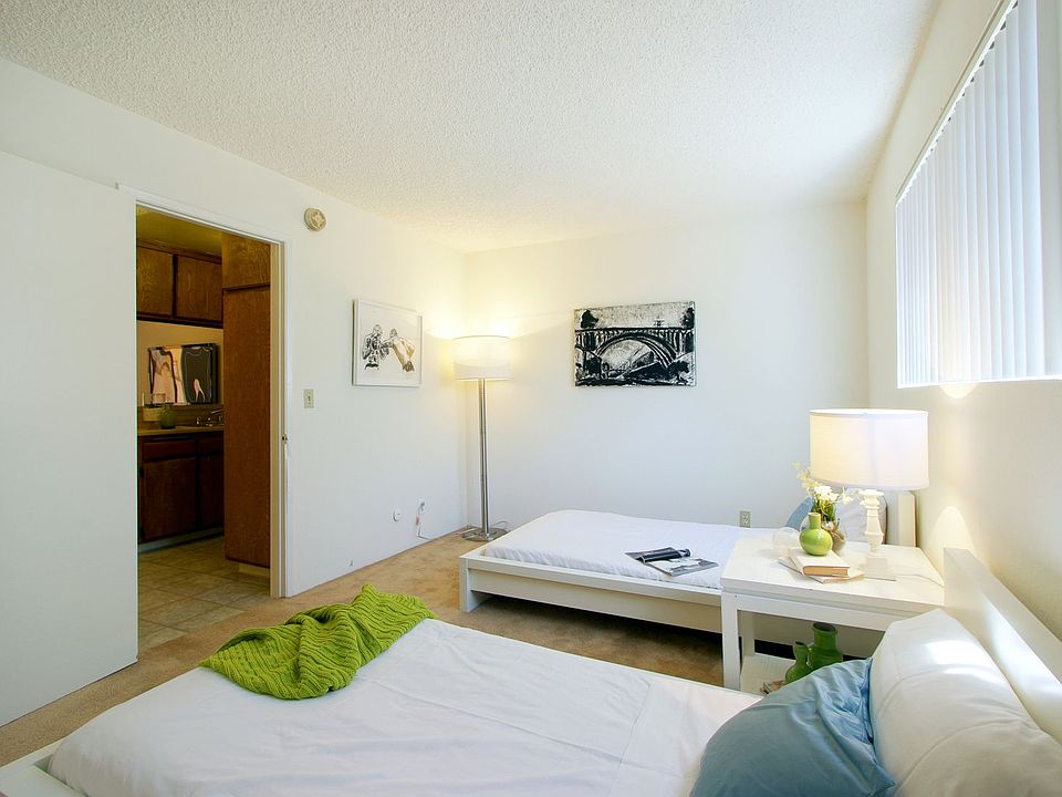 2nd image of 1286 W Adams Blvd APT 7