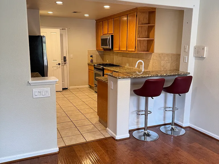 3210 Silverland Dr — Photo 9