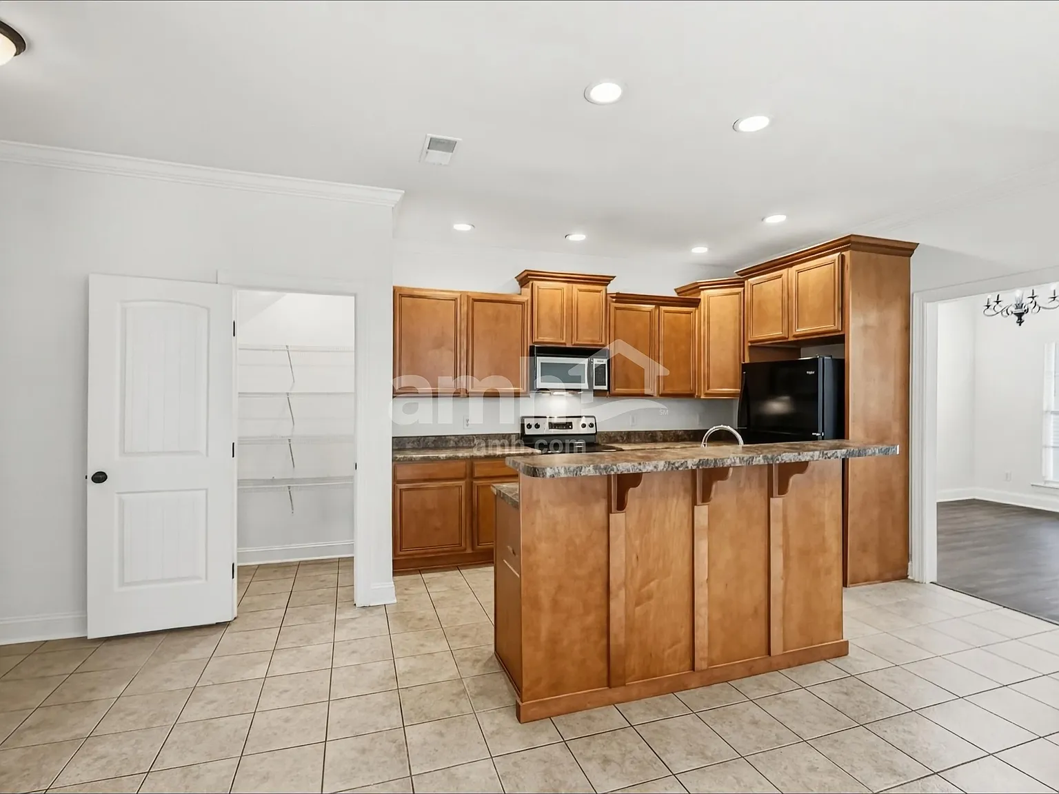 3 bed, 3.0 bath, 2264 sqft, $2,400 — Photo 4