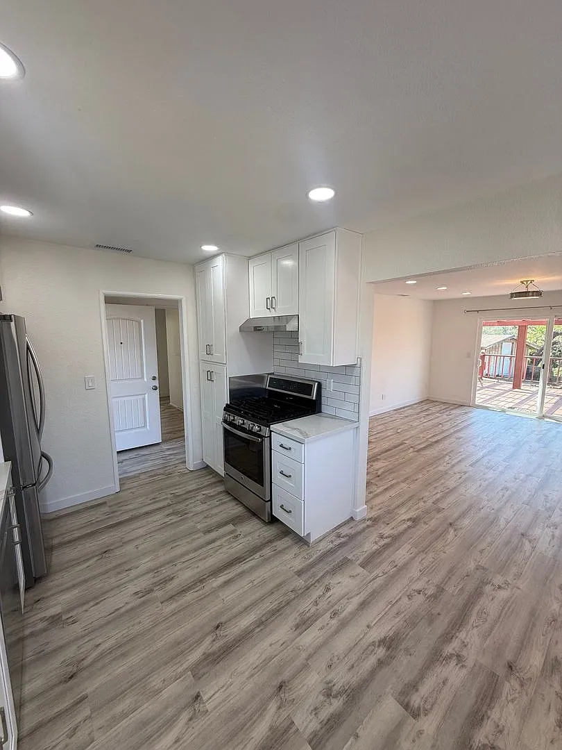 4 Bedroom Home In Central San Diego! — Photo 2
