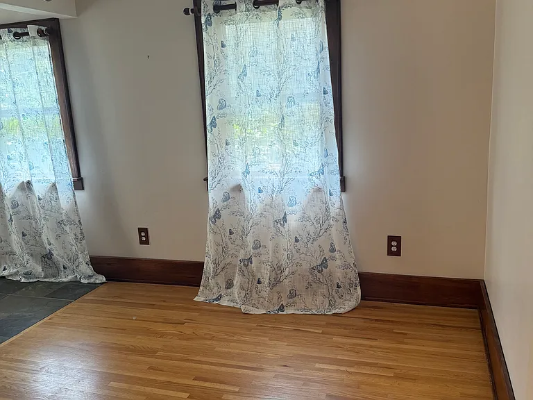 office/bonus room empty (office table and chair available)