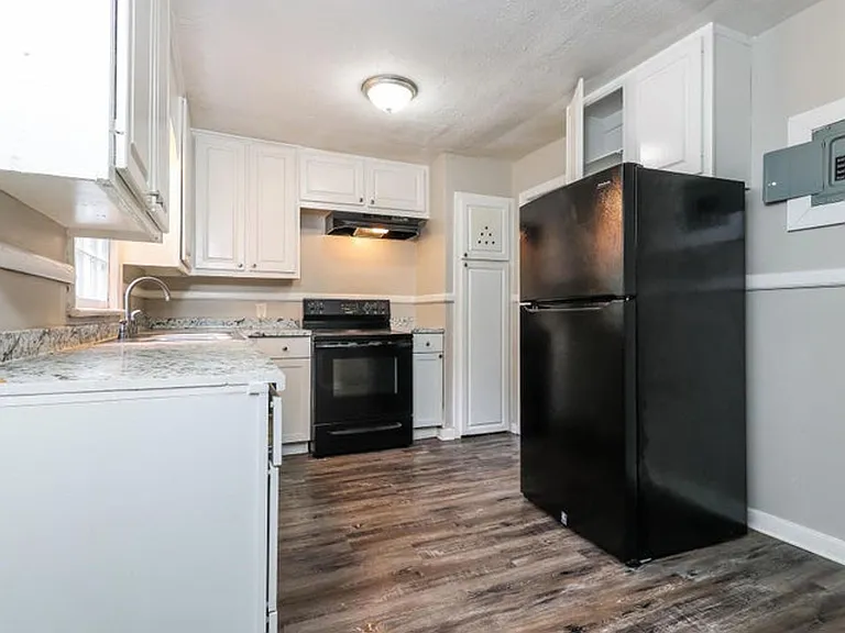 701 Cedarhurst Rd — Photo 5