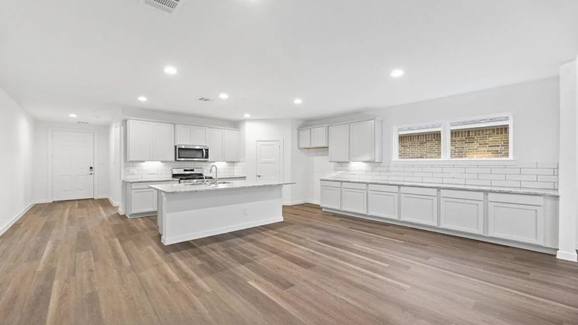 5 bed, 2770 sqft, $3,200 — Photo 3