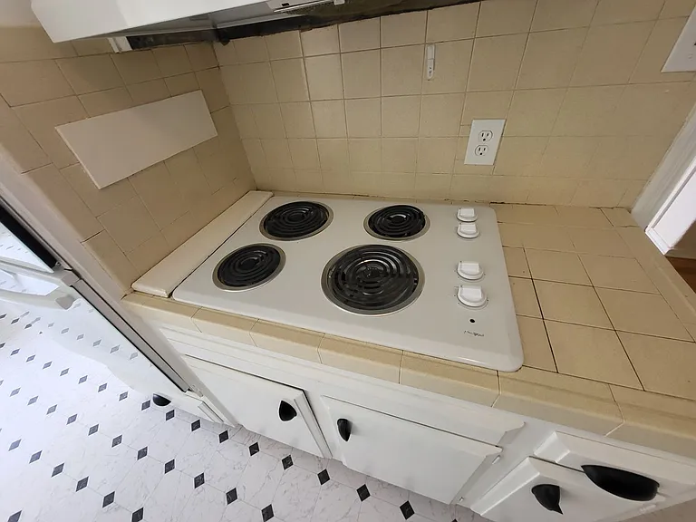 555 W Whittier Ave — Photo 14