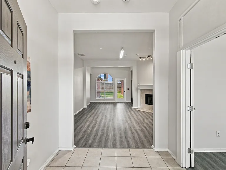 1033 Suffolk Ln — Photo 2
