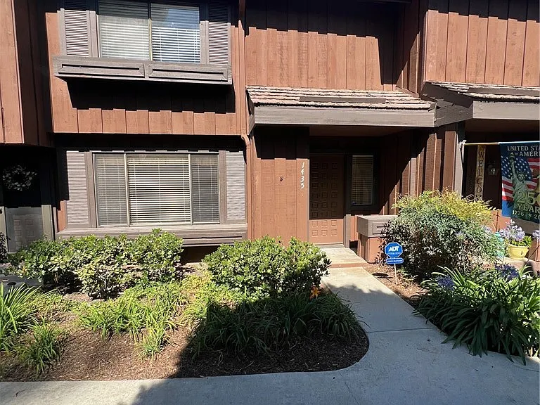 1435 Westmont Dr — Photo 2