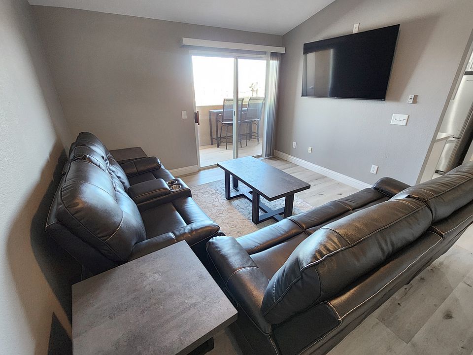 Entry and Livingroom with furnishings