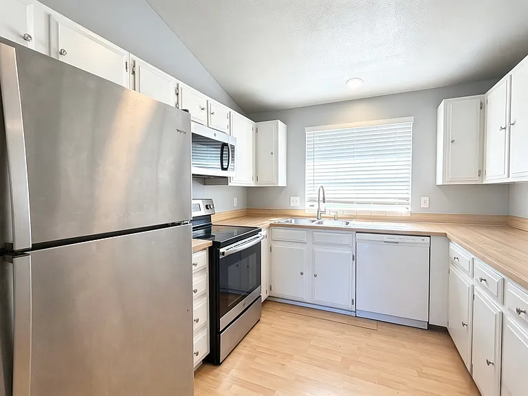 1313 W James St #11 — Photo 6