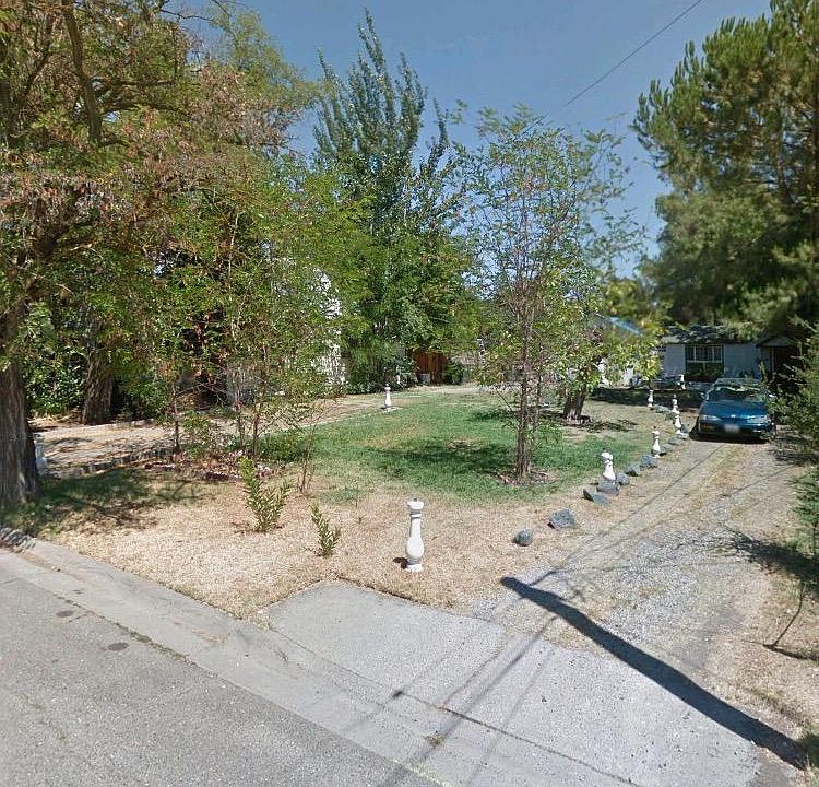 2nd image of 909 Oak St
