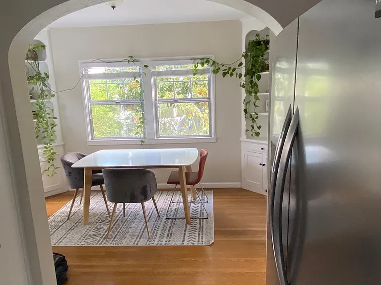 235 W Dana St — Photo 10