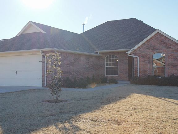 2nd image of 624 E Hillcrest Ln