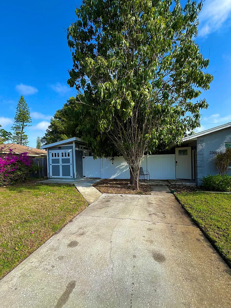 Photo 2 of 15 - 2300 29th St N - Saint Petersburg, FL Driveway - 2300 29th St N