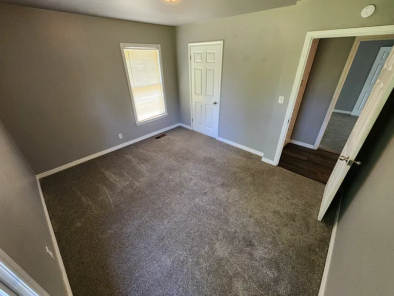 1008 E 6th St — Photo 15