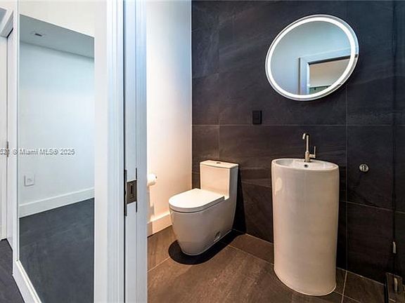 4th image of 7934 West Dr APT 1401