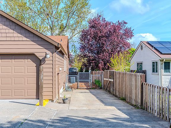 3rd image of 481 SE 43rd Cir