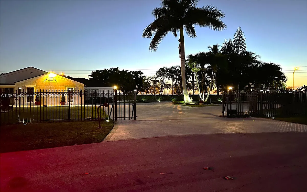 Building Photo - 15540 SW 156th Ave