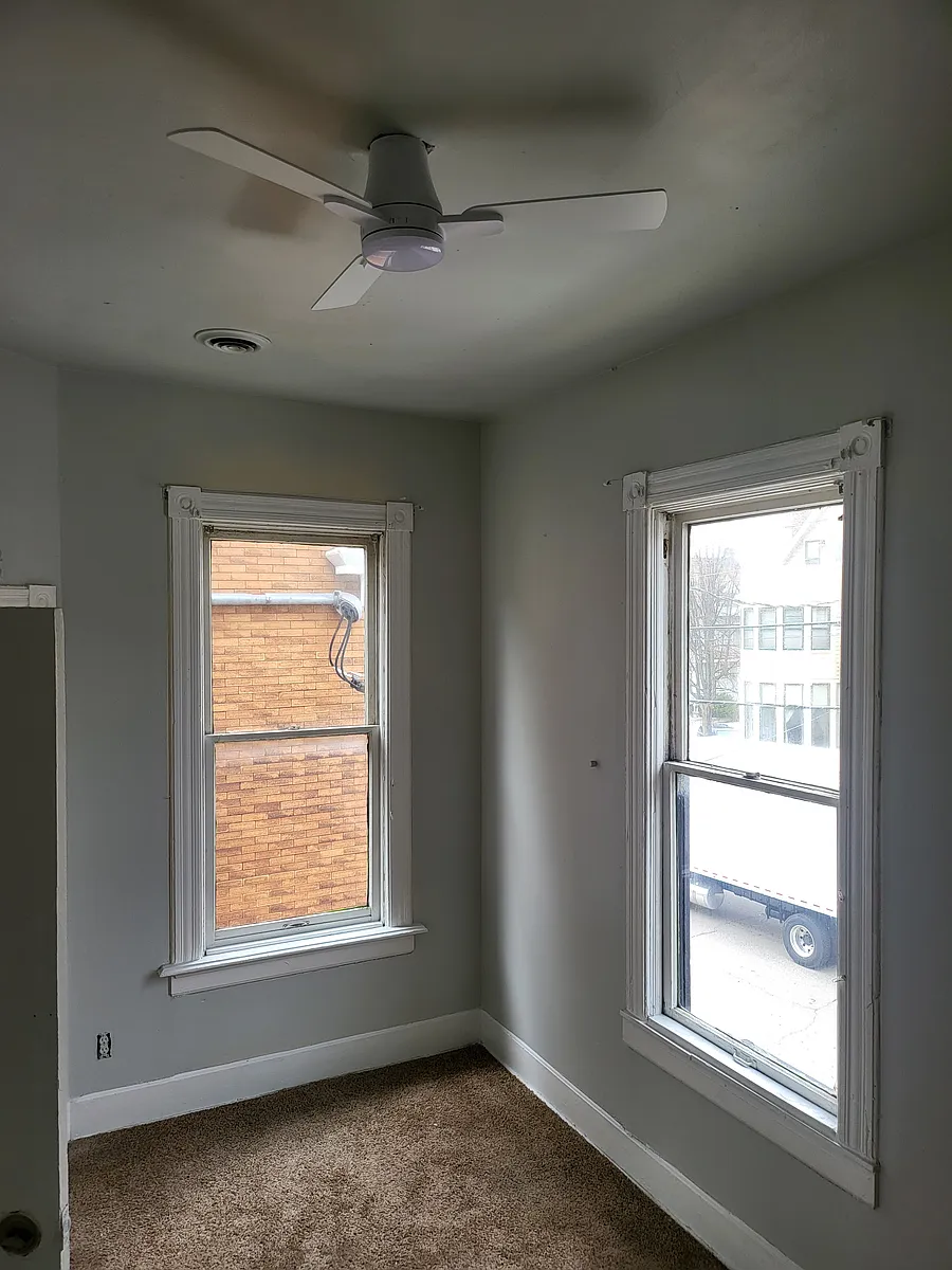 Building Photo - 915 E Brady St #UPPER