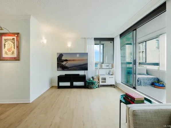 1034 Johnson St #1004, Victoria, BC V8V 3N7