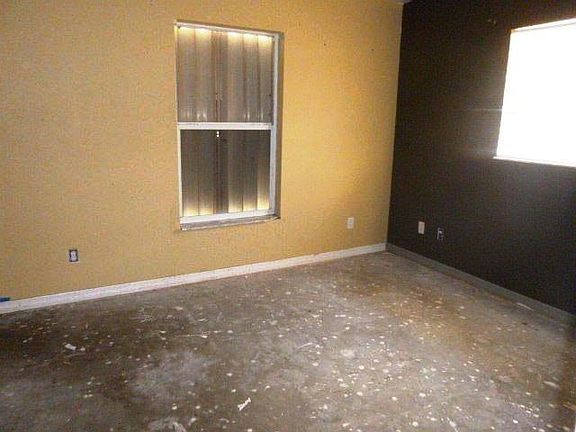 3rd image of 1016 W Alverdez Ave