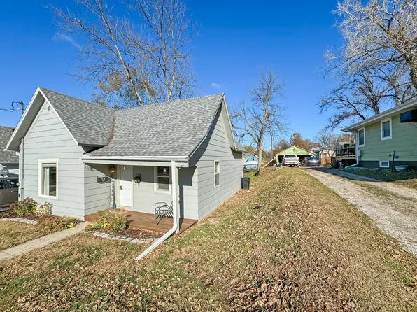 907 Prairie St, Guthrie Center, IA 50115