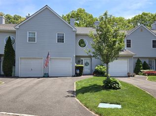 306 Sara Cir, Port Jefferson Station, NY 11776