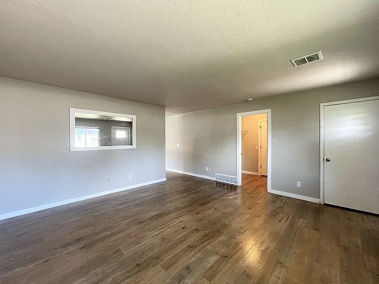737 N Beachwood St — Photo 5