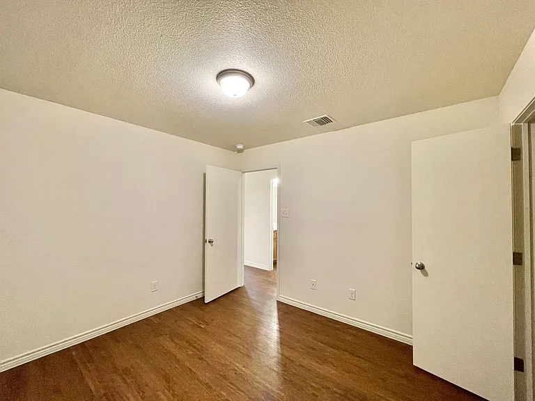 901 Lasso Dr — Photo 23