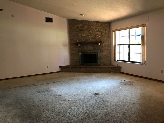 2nd image of 4 Highland Oaks Trl