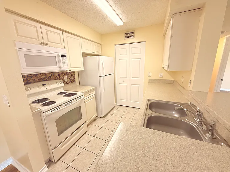 1226 Bermuda Lakes Ln #202 — Photo 5