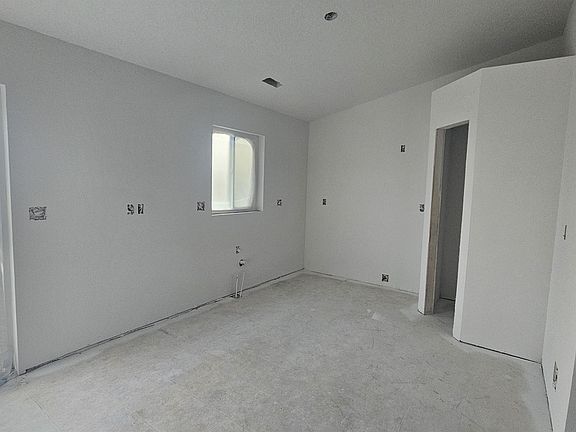3rd image of 1025 N Jessie St