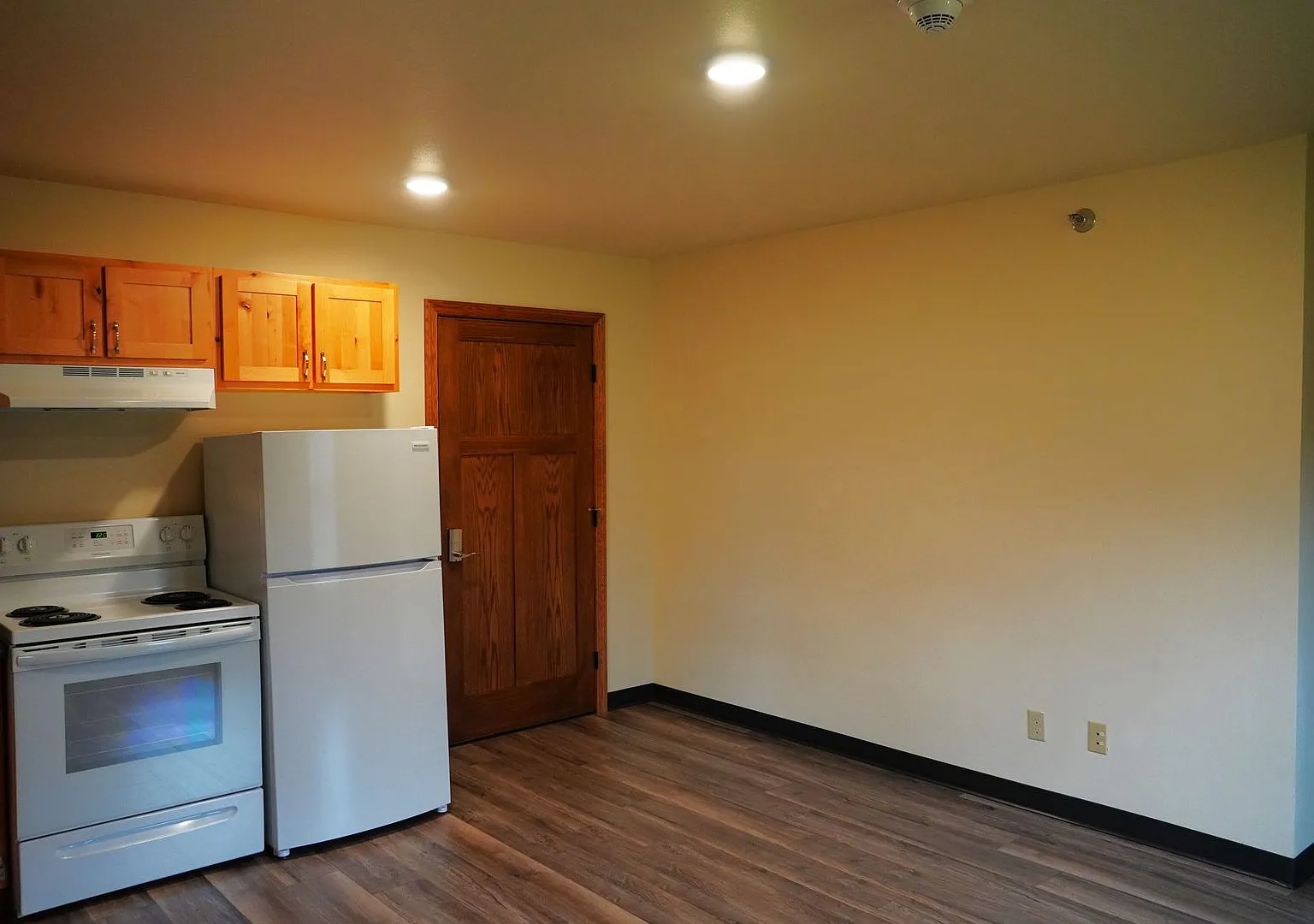 1 Bedroom 1 Bath Apartment Available- All Utilities Included — Photo 3