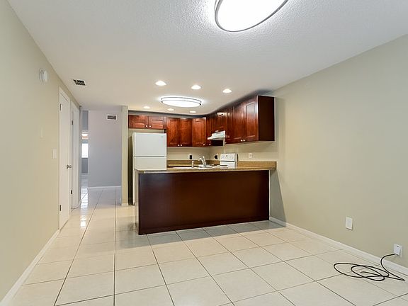 5th image of 10115 Royal Acres Ct