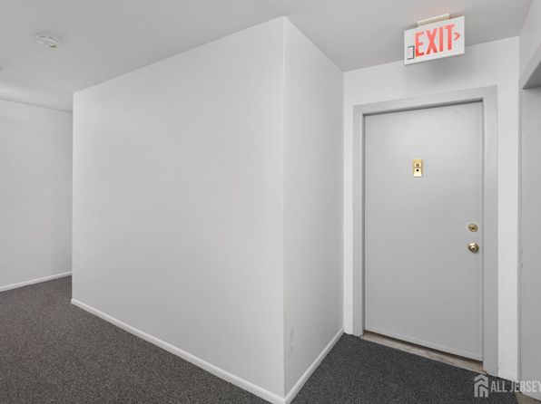 3231 Sayre Dr, Plainsboro, NJ 08540