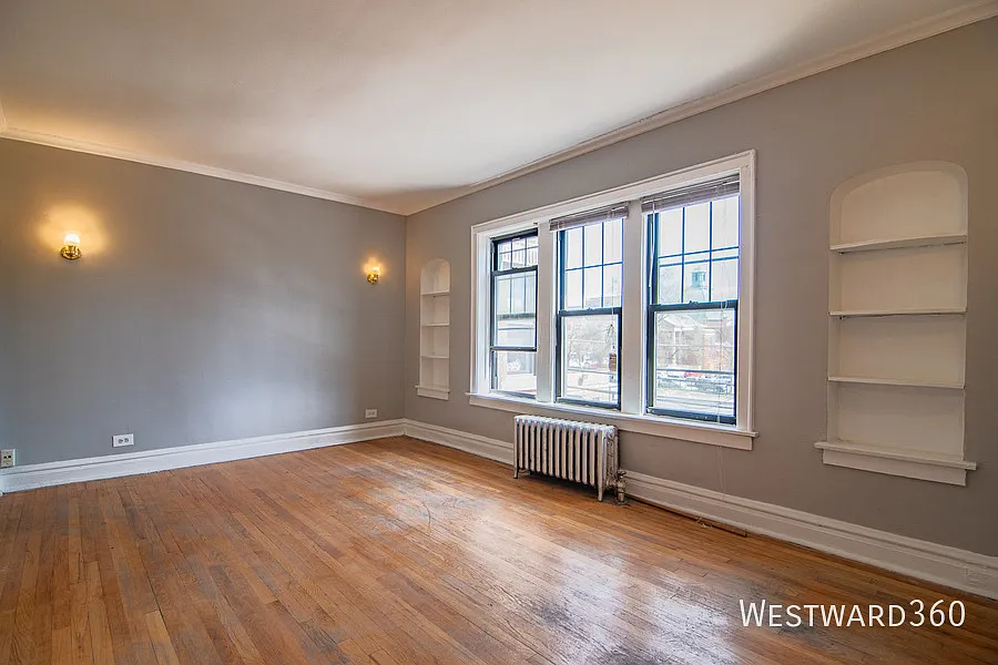 Move In 9/15 Or Sooner! - Spacious 1bd/1bth In Rogers Park! — Photo 2