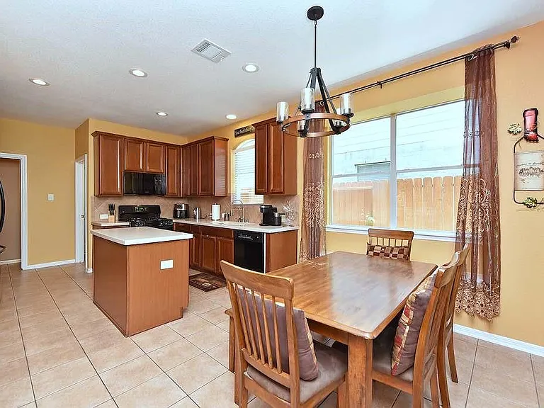 22121 Atwater Canyon Ln — Photo 9