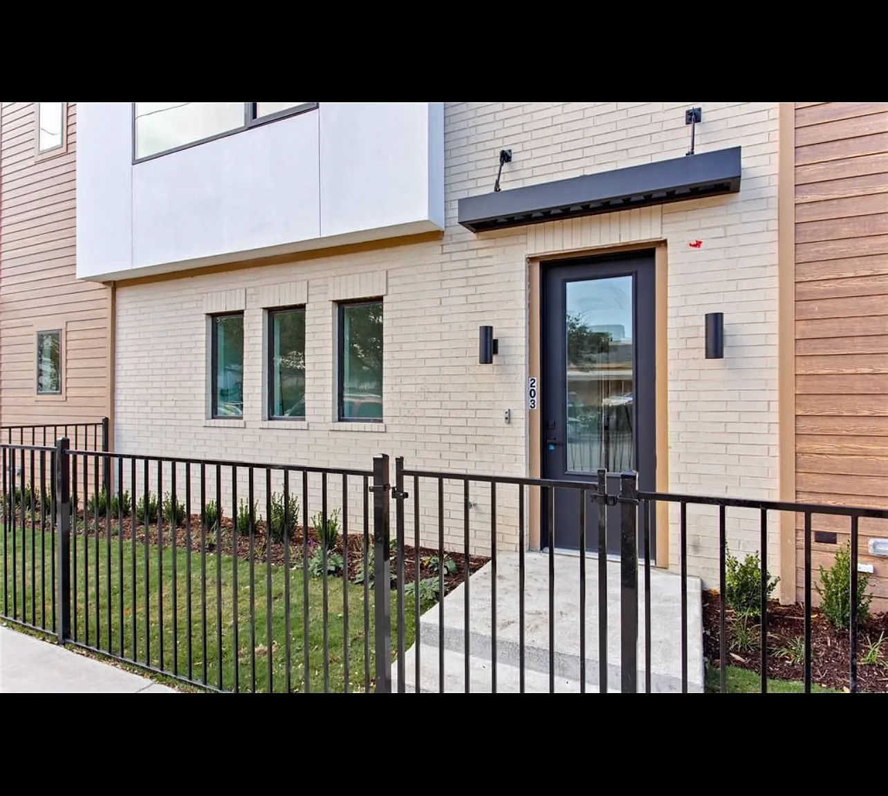 3 bed, 3.5 bath, 2500 sqft, $4,700 — Photo 2