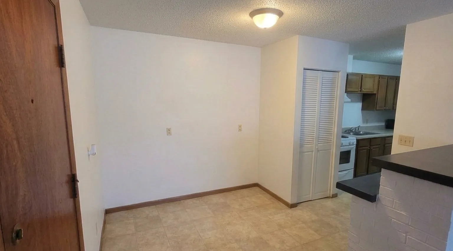 Cozy Two-Bedroom Apartment with Breakfast Bar — Photo 2